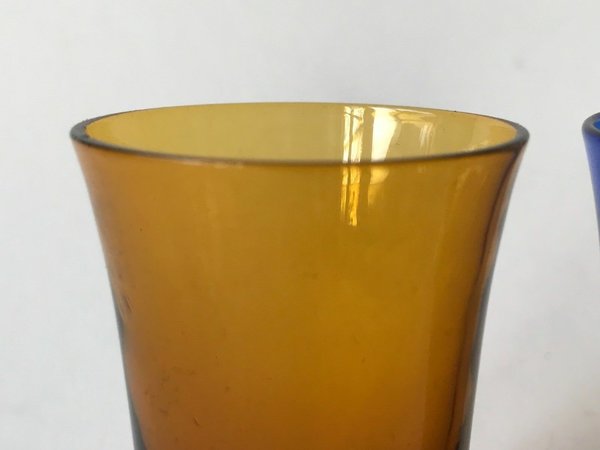 2 Schnapsgläser Buntglas aus den 50er/ 60er Jahre kräftige Farben Höhe 6 cm Rar alt