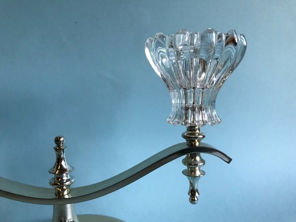 Alter Kerzenständer 2-flammig aus Glas mit versilbertem Fuß