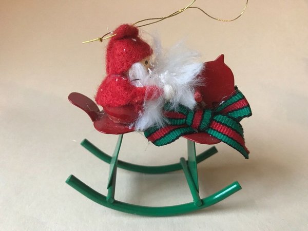 Kreativer Christbaumschmuck Anhänger Weihnachtsmann auf einem Schaukelpferd