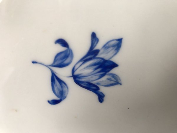 Antike Meissen ovale Servierplatte blaue Blume mit Insekten Knaufschwerter 1880