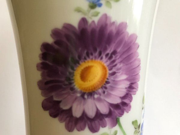 Antike Meissen Vase mit Blumendekor beidseitige Handmalerei neuwertiger Zustand !