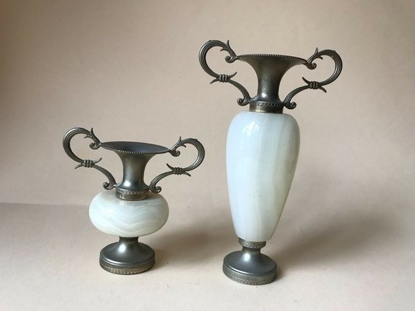 Alabasta Vasen 2 Stück mit versilberten Fuß, handgearbeitete Rarität