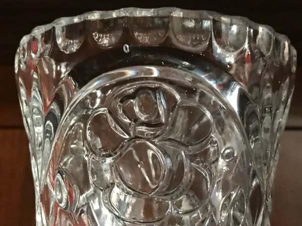 Alte Vase Bleikristall handgeschliffen mit schönen dekorativen Motiven