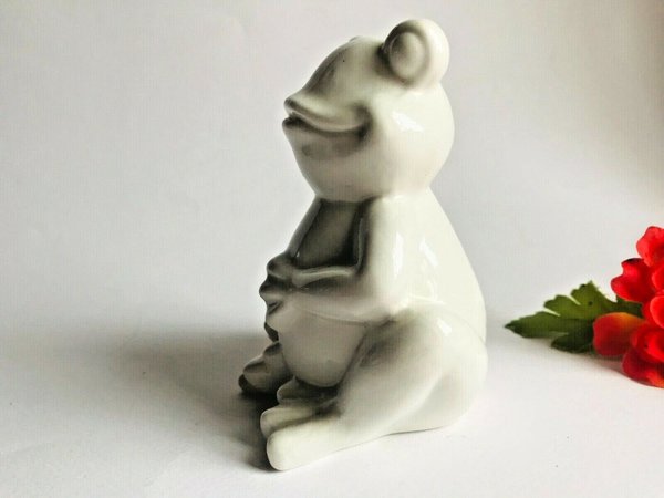 Porzellanfigur Froschfigur sitzend Farbe weiß lackiert Höhe