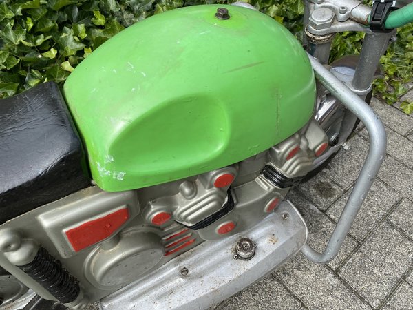 Altes Motorrad, Kindermotorrad aus den 1960er Jahren mit Autobatterie fahrgeeignet